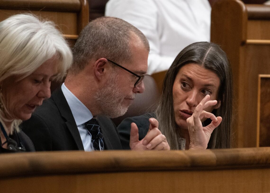 La portavoz de Junts en el Congreso, Miriam Nogueras, junto a sus compañeros de escaño.Fernando Sánchez - Europa Press