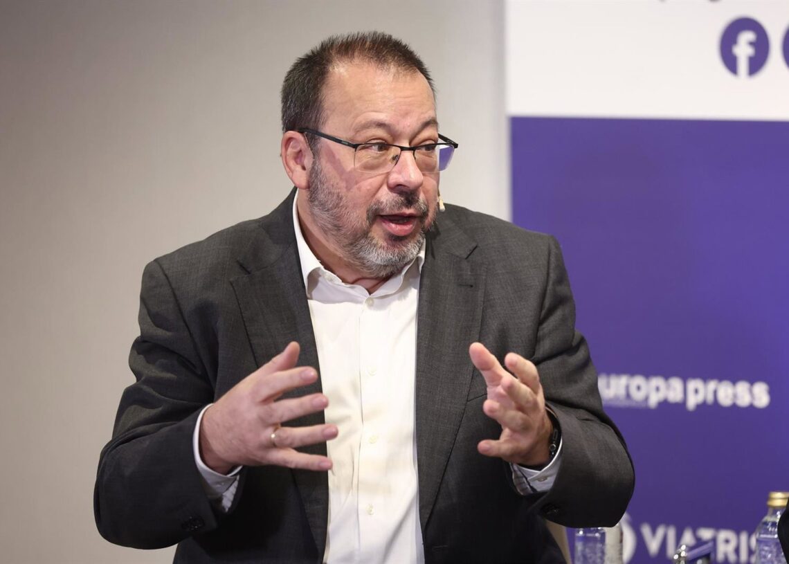 El director general de Cartera Común del Sistema Nacional de Salud, César Hernández, durante el encuentro informativo organizado por Viatris y Europa Press, a 2 de diciembre de 2025, en Madrid (España).Eduardo Parra - Europa Press