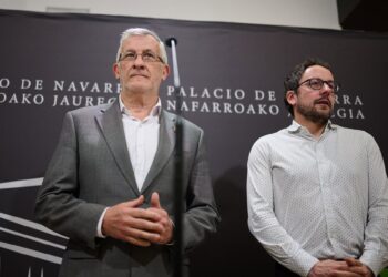 Archivo - El vicepresidente Taberna y Joseba Asiain, director general de Presidencia, Gobierno Abierto y Relaciones con el Parlamento de Navarra, en una imagen de archivoMIGUEL OSES - GOBIERNO DE NAVARRA - Archivo