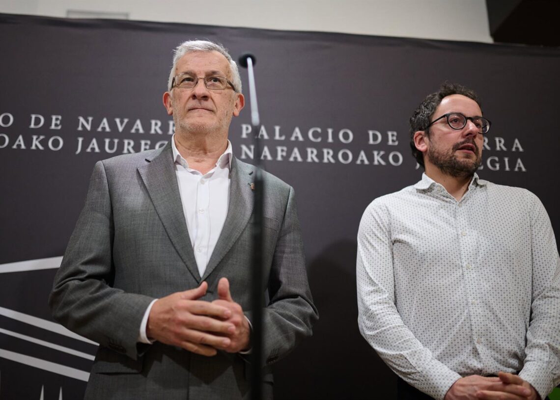 Archivo - El vicepresidente Taberna y Joseba Asiain, director general de Presidencia, Gobierno Abierto y Relaciones con el Parlamento de Navarra, en una imagen de archivoMIGUEL OSES - GOBIERNO DE NAVARRA - Archivo