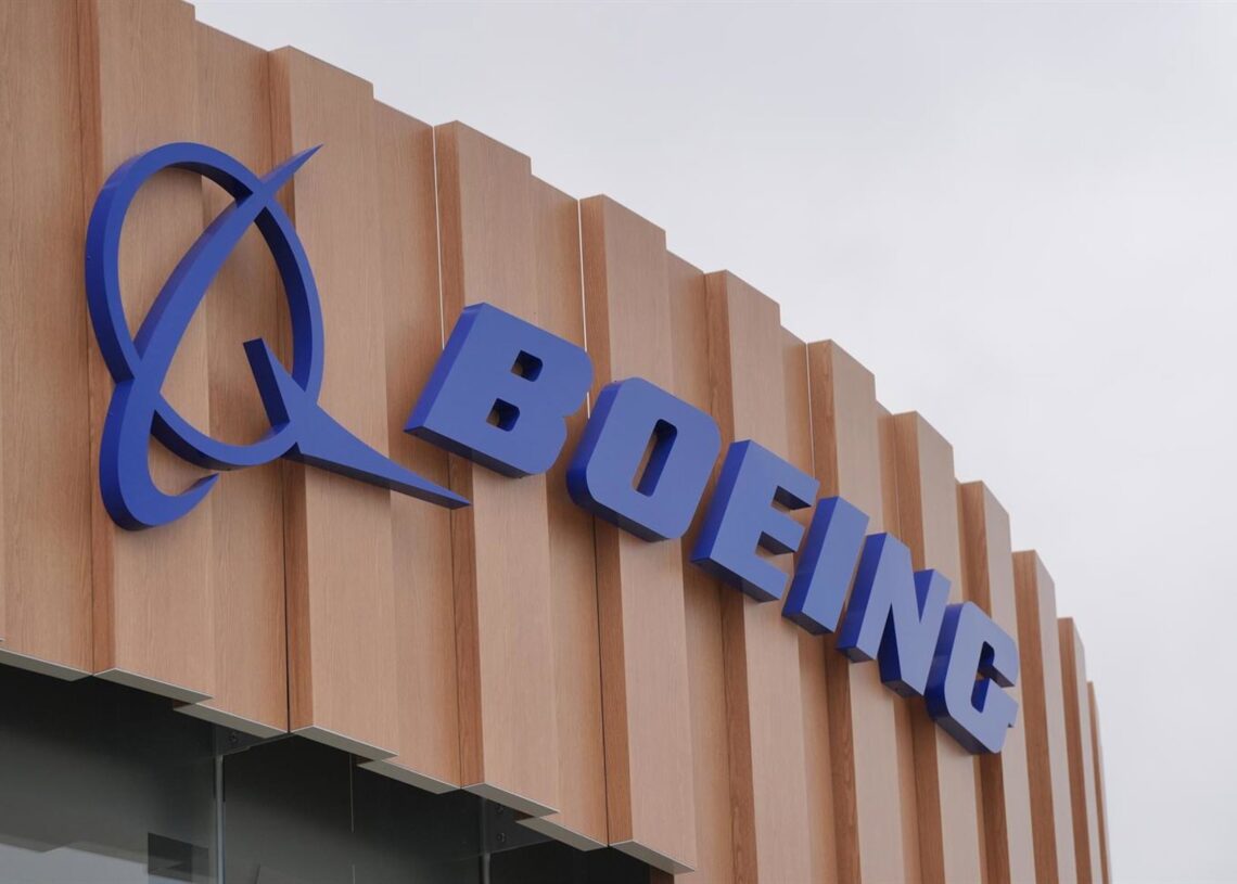 Archivo - 22 July 2024, United Kingdom, Farnborough: A sign for Boeing is seen at the Farnborough International Airshow. Photo: Jonathan Brady/PA Wire/dpaJonathan Brady/PA Wire/dpa - Archivo