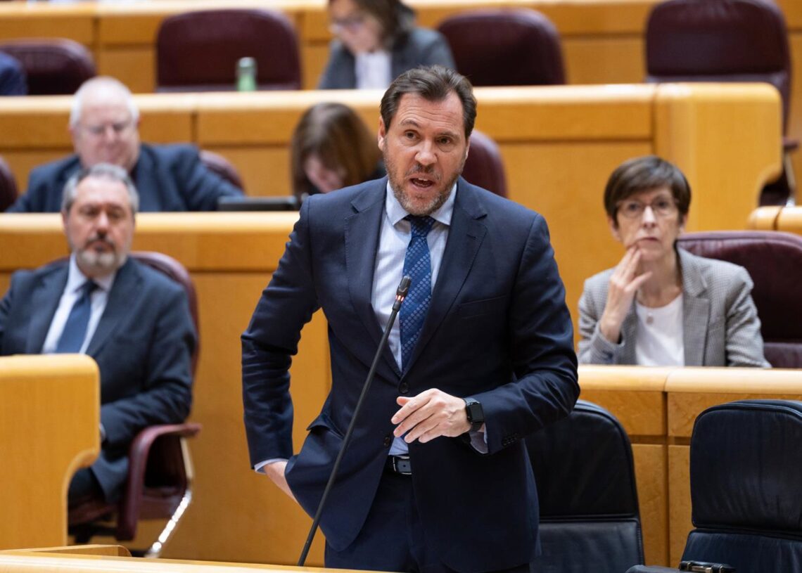 El ministro de Transportes y Movilidad Sostenible, Óscar Puente, interviene durante una sesión plenaria en el Senado, a 2 de diciembre de 2025, en MadridRicardo Rubio - Europa Press