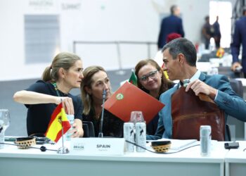 Emma Aparici, a la derecha del presidente del Gobierno, Pedro Sánchez, durante COP30 en BelémPool Moncloa/Fernando Calvo y Pool COP 30