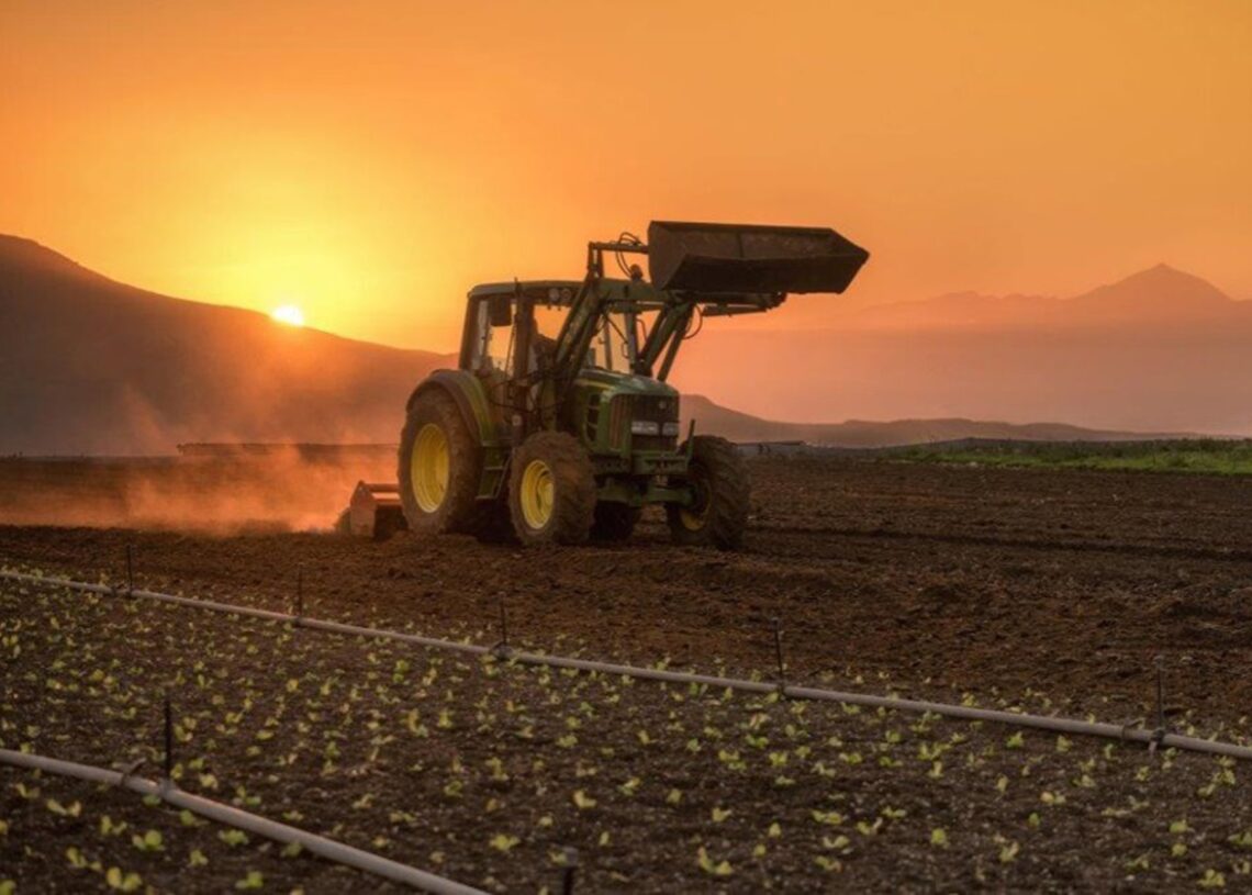Archivo - Un tractor realiza labores en el campo.APAG EXTREMADURA ASAJA - Archivo