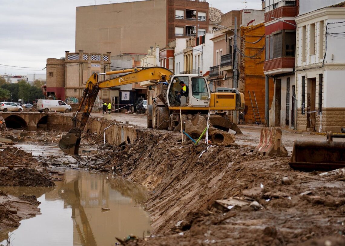 Archivo - Una grúa recoge y limpia los escombros y los coches dañados por la DANA, a 13 de noviembre de 2024, en Catarroja, Valencia, Comunidad Valenciana (España).Eduardo Manzana - Europa Press - Archivo