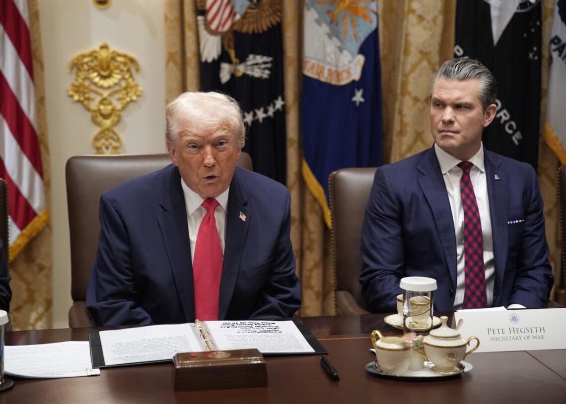 El presidente de EEUU, Donald Trump, y el jefe del Pentágono, Pete Hegseth, durante una reunión de seguridadEuropa Press/Contacto/Yuri Gripas - Pool via CNP