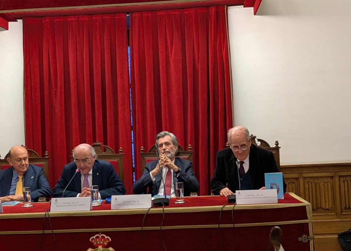 El expresidente del CGPJ, Carlos Lesmes, presenta el libro '¿Qué es el derecho'? de Andrés Ollero, en un acto en la Real Academia de Jurisprudencia y Legislación de EspañaINSTITUTO DE ESPAÑA