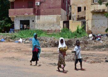 Archivo - Fotografía de archivo de niños sudaneses en una calle de Omdurmán, adyacente a la capital de Sudán, Jartum, en medio de la guerra entre el Ejército y las paramilitares Fuerzas de Apoyo Rápido (RSF)Mudathir Hameed/dpa - Archivo