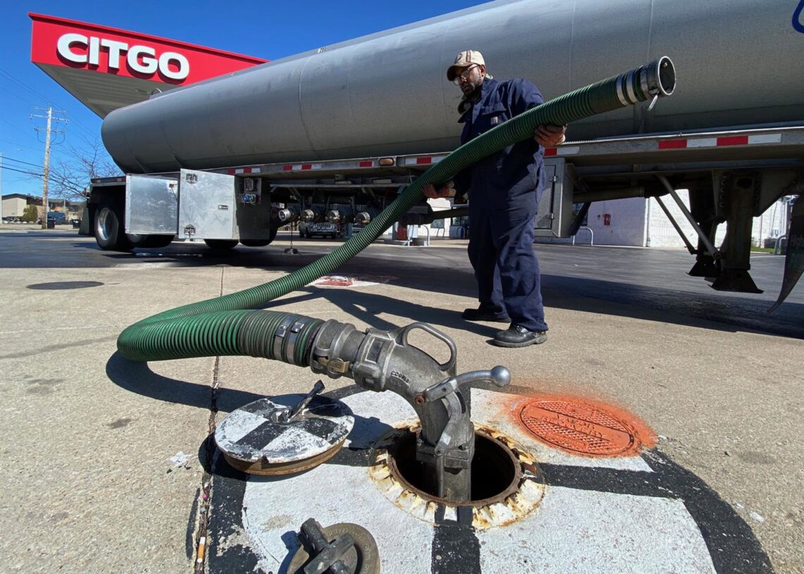 Archivo - Un trabajador lleva a cabo el suministro de combustible en una gasolinera Citgo en Wisconsin, Estados UnidosEuropa Press/Contacto/Mark Hertzberg - Archivo