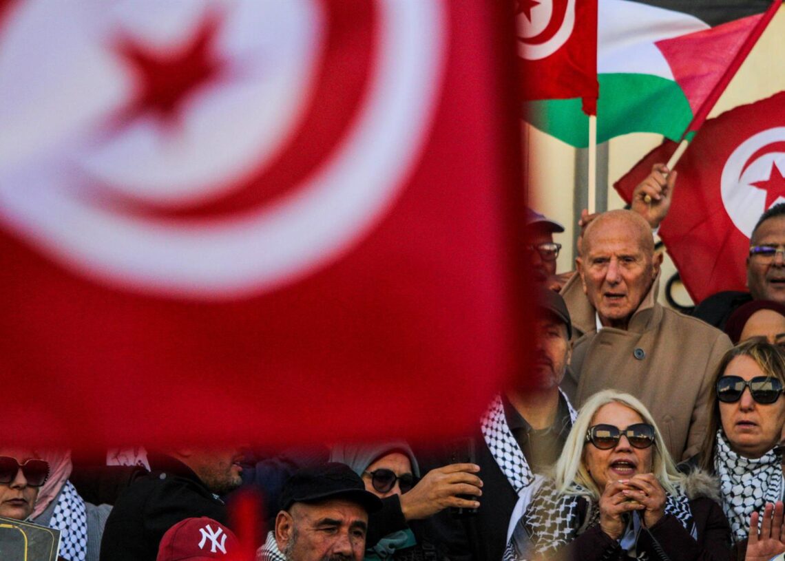 Archivo - El opositor tunecino Ahmed Najib Chebbi (el segundo hombre por la derecha), en una manifestación del Frente de Salvación Nacional que él mismo lideraEuropa Press/Contacto/Hasan Mrad - Archivo