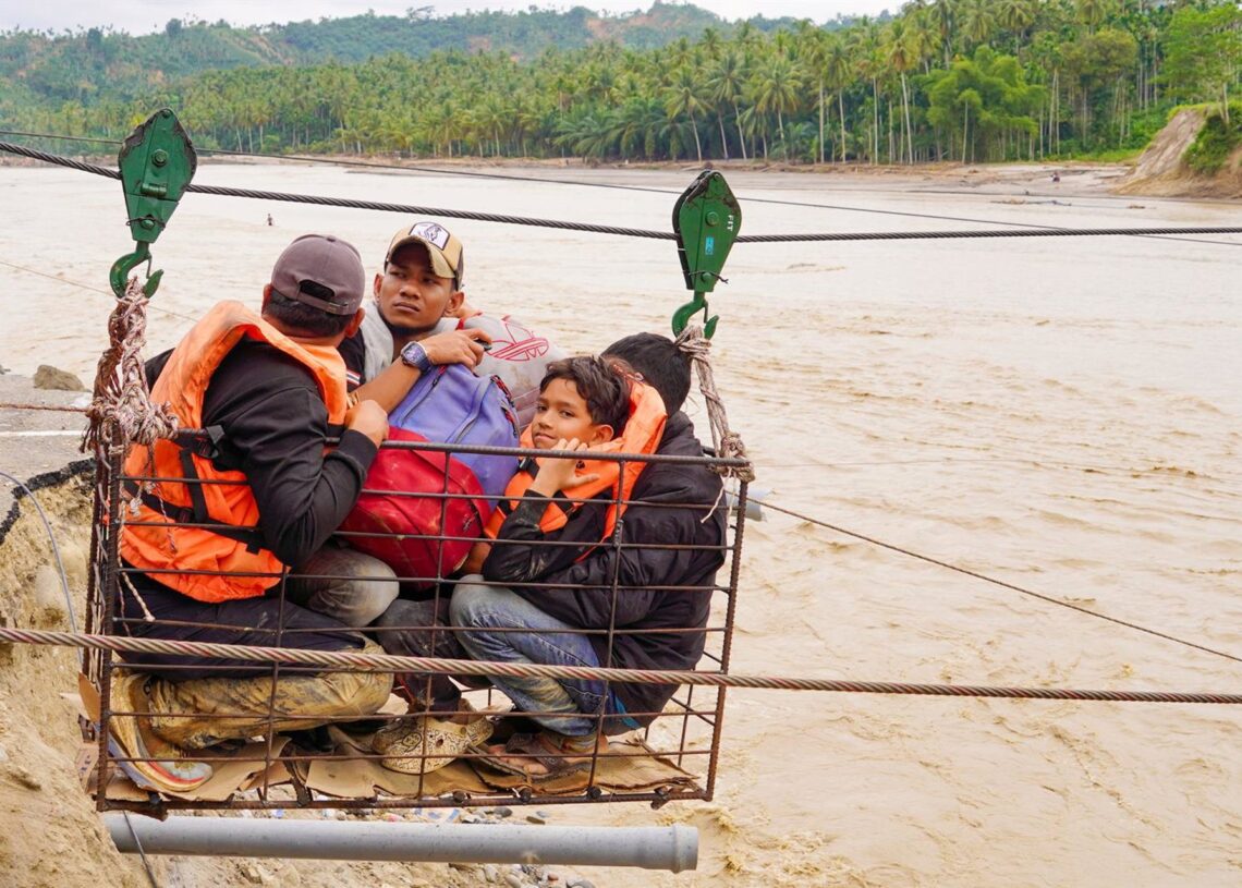 Varias personas siendo rescatadas durante las fuertes inundaciones en Indonesia.Europa Press/Contacto/Muhammad Iqbal