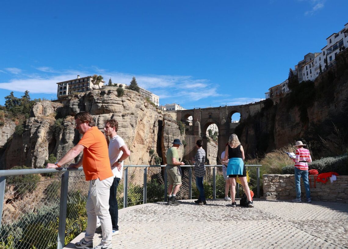 Archivo - Turistas observan el Tajo de Ronda desde un mirador.ROCÍO FERNÁNDEZ / EUROPA PRESS - Archivo