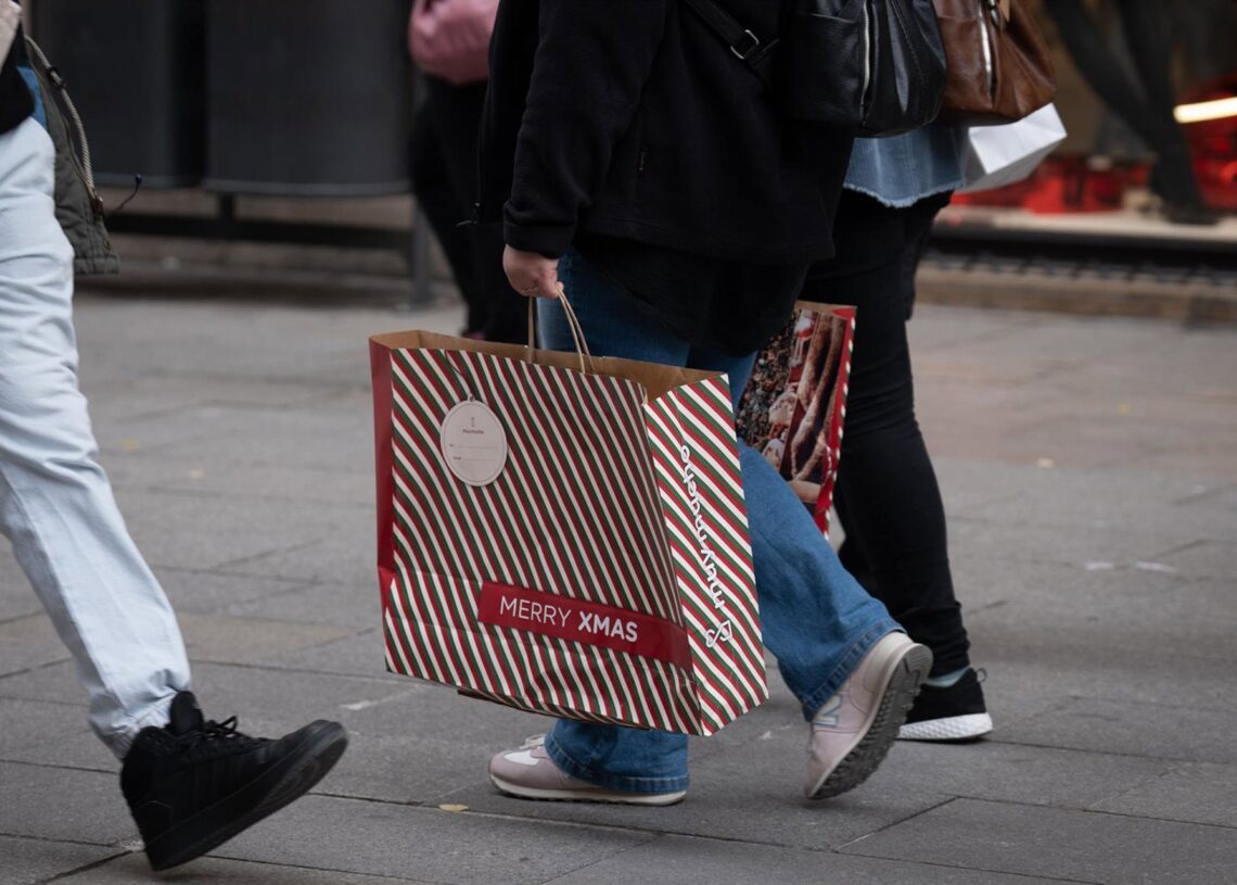 Archivo - Una persona sujeta bolsas con compras durante la campaña de Navidad.David Zorrakino - Europa Press - Archivo
