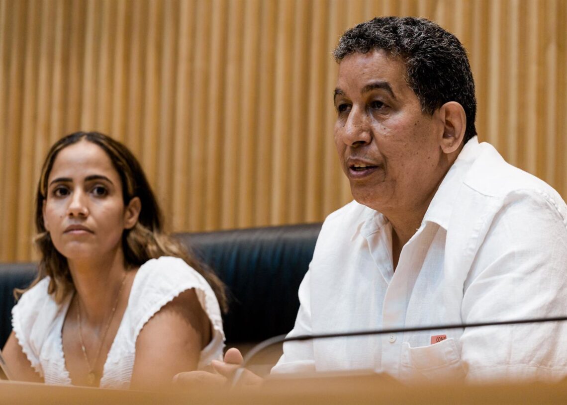 Archivo - La diputada de Sumar Tesh Sidi y el delegado del Frente Polisario en España, Abdulah Arabi, durante de la recepción de niñas y niños saharauis del programa ‘Vacaciones en Paz’, en el Congreso de los Diputados, a 16 de julio de 2025, en Madrid (ECarlos Luján - Europa Press - Archivo