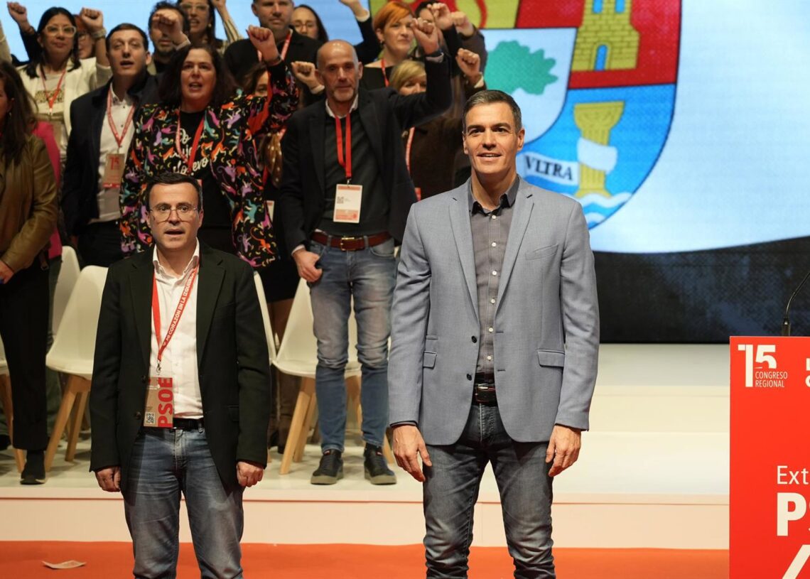 Archivo - El secretario general del PSOE de Extremadura, Miguel Ángel Gallardo (i), y el secretario general del PSOE y presidente del Gobierno, Pedro Sánchez (d), en un acto públicoCarlos Criado - Europa Press - Archivo