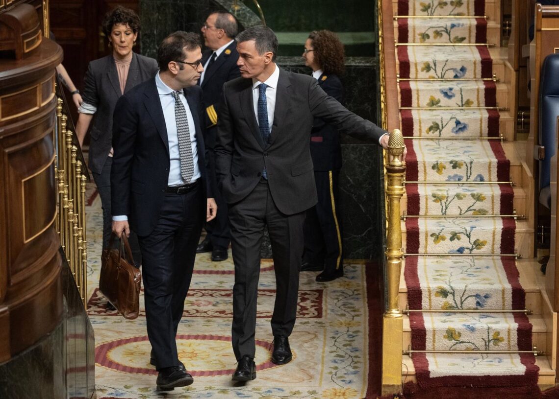 Archivo - El ministro de Economía, Carlos Cuerpo (i) y el presidente del Gobierno, Pedro Sánchez (d).Alejandro Martínez Vélez - Europa Press - Archivo