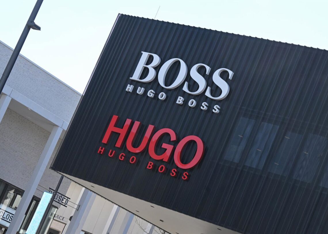 Archivo - FILED - 08 March 2022, Baden-Wuerttemberg, Metzingen: The logo of the Hugo Boss fashion group, is seen at an outlet store at the company's headquarters in Metzingen. Photo: Bernd Weibrod/dpaBernd Weibrod/Dpa - Archivo