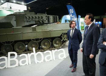 El consejero de Universidad, José Carlos Gómez Villamandos (d), visita el expositor de Santa Bárbara Sistemas en NISE Sevilla 2025.María José López - Europa Press