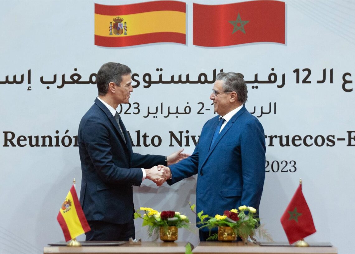 Archivo - El presidente del Gobierno, Pedro Sánchez (i) y el jefe de Gobierno del Reino de Marruecos, Aziz Akhannouch (d), se dan la mano durante el acto de firma de acuerdos tras la reunión plenaria de la XII Reunión de Alto Nivel Marruecos-EspañaDavid Zorrakino - Europa Press - Archivo