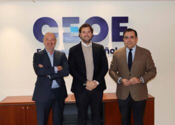 (Izquierda A Derecha): Juan Carlos Guaita, Presidente De Prosolia Energy, Javier Martínez, CEO De Prosolia Energy Y Borja Echegaray, Jefe Del Área De Empresas De CEOE.CEOE