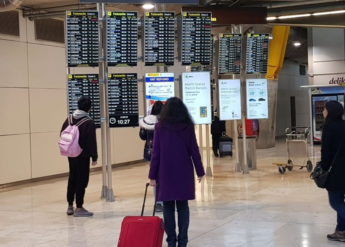 Archivo - Pasajeros en paneles del aeropuerto de Madrid- Barajas.EUROPA PRESS - Archivo