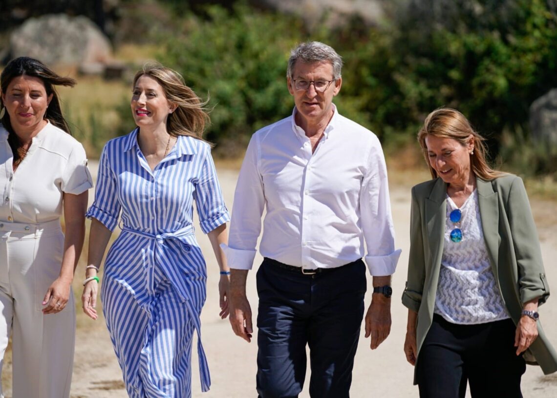 Archivo - El presidente nacional del PP, Alberto Núñez Feijóo, junto a la presidenta del PP extremeño, María Guardiola, la candidata al Parlamento Europeo Elena Nevado, y la alcaldesa de Torremocha, Isabel Palomino.CARLOS CRIADO/EUROPA PRESS - Archivo