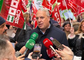 El alcalde de San Roque y secretario general del PSOE de Cádiz, Juan Carlos Ruiz Boix, atiende a los medios en una manifestación en Cádiz.PSOE DE CÁDIZ
