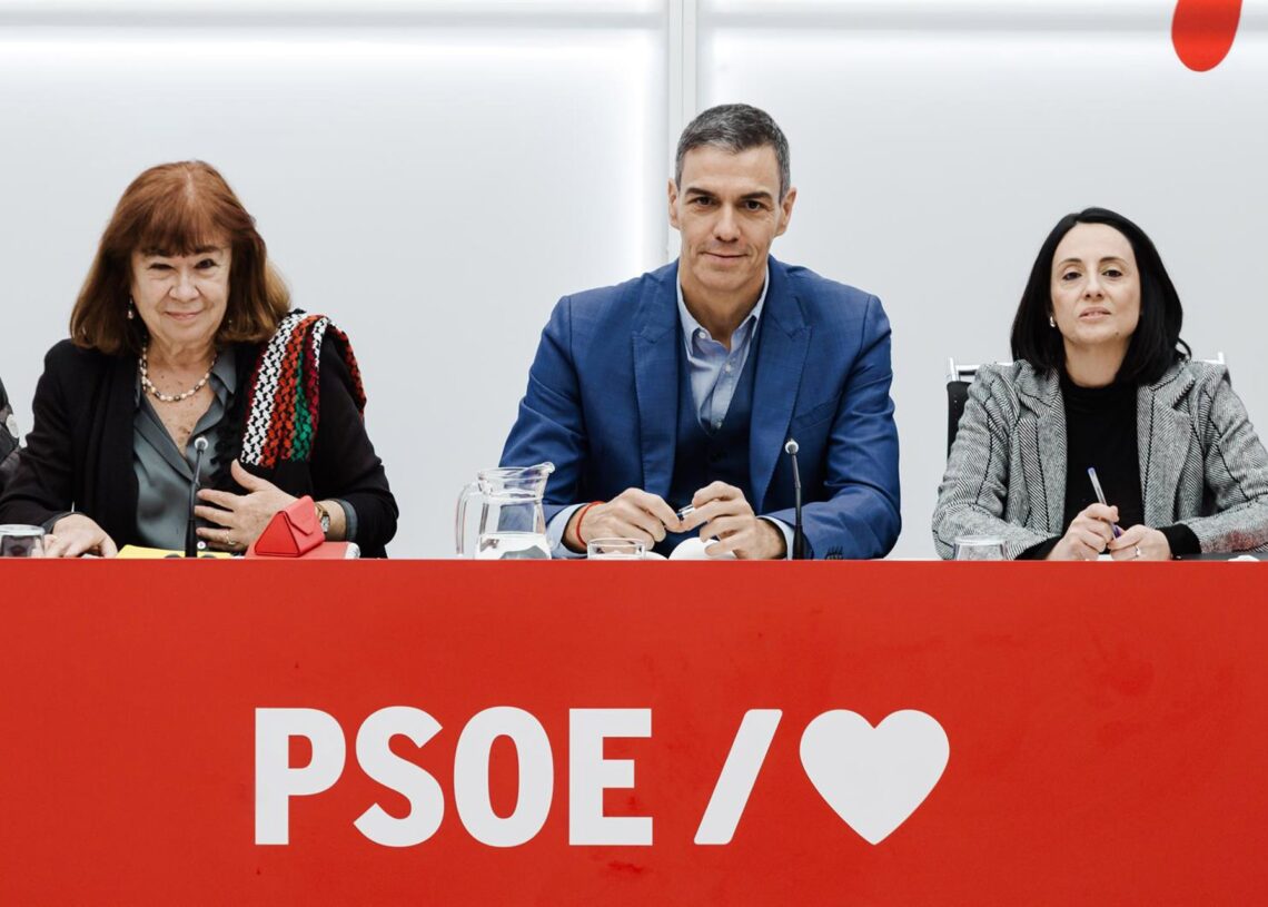 La presidenta del PSOE, Cristina Narbona, el presidente del Gobierno, Pedro Sánchez, y la secretaria de Organización del PSOE, Rebeca Torró SolerCarlos Luján - Europa Press