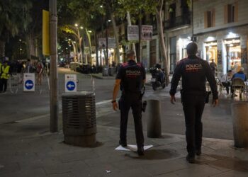 Archivo - Los mossos d'esquadra realizan un patrullaje durante las fiestas de la Mercè este año.LORENA SOPENA / Europa Press - Archivo