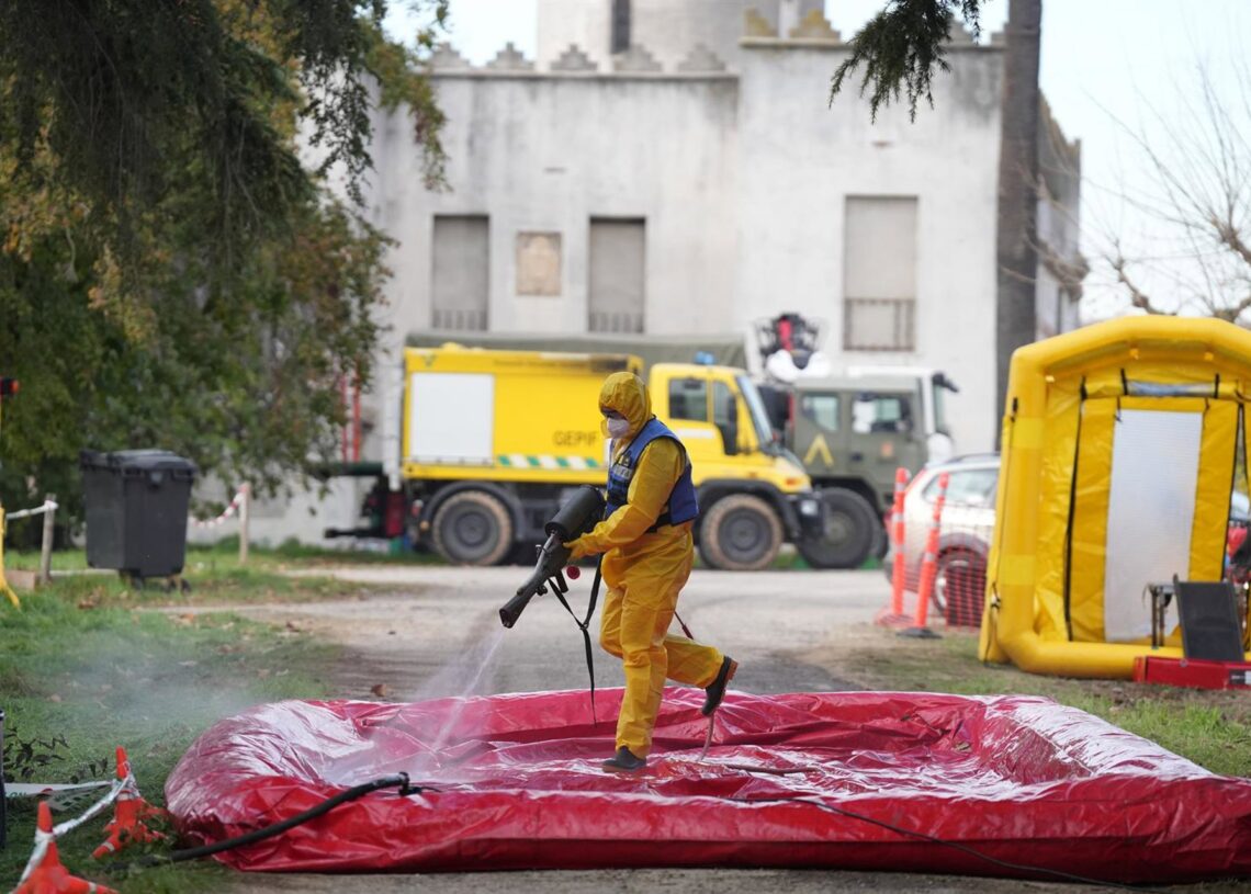 Un miembro de la UME desinfectan vehiculos, durante la presentación de los medios de la UME para el control de la peste porcinaDavid Zorrakino - Europa Press