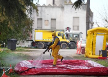 Un miembro de la UME desinfectan vehiculos, durante la presentación de los medios de la UME para el control de la peste porcinaDavid Zorrakino - Europa Press