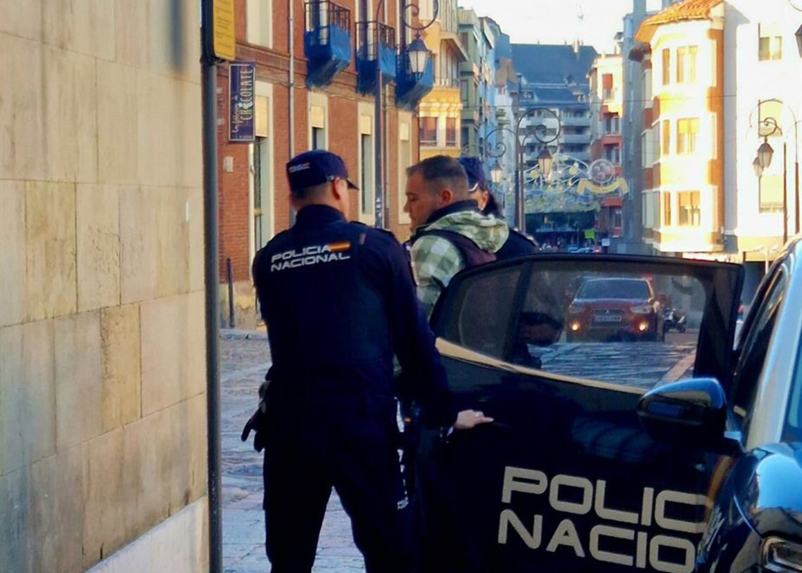 El presunto parricida de Sota de Valderrueda (León), a su llegada a la Audiencia Provincial de León este miércoles.EUROPA PRESS