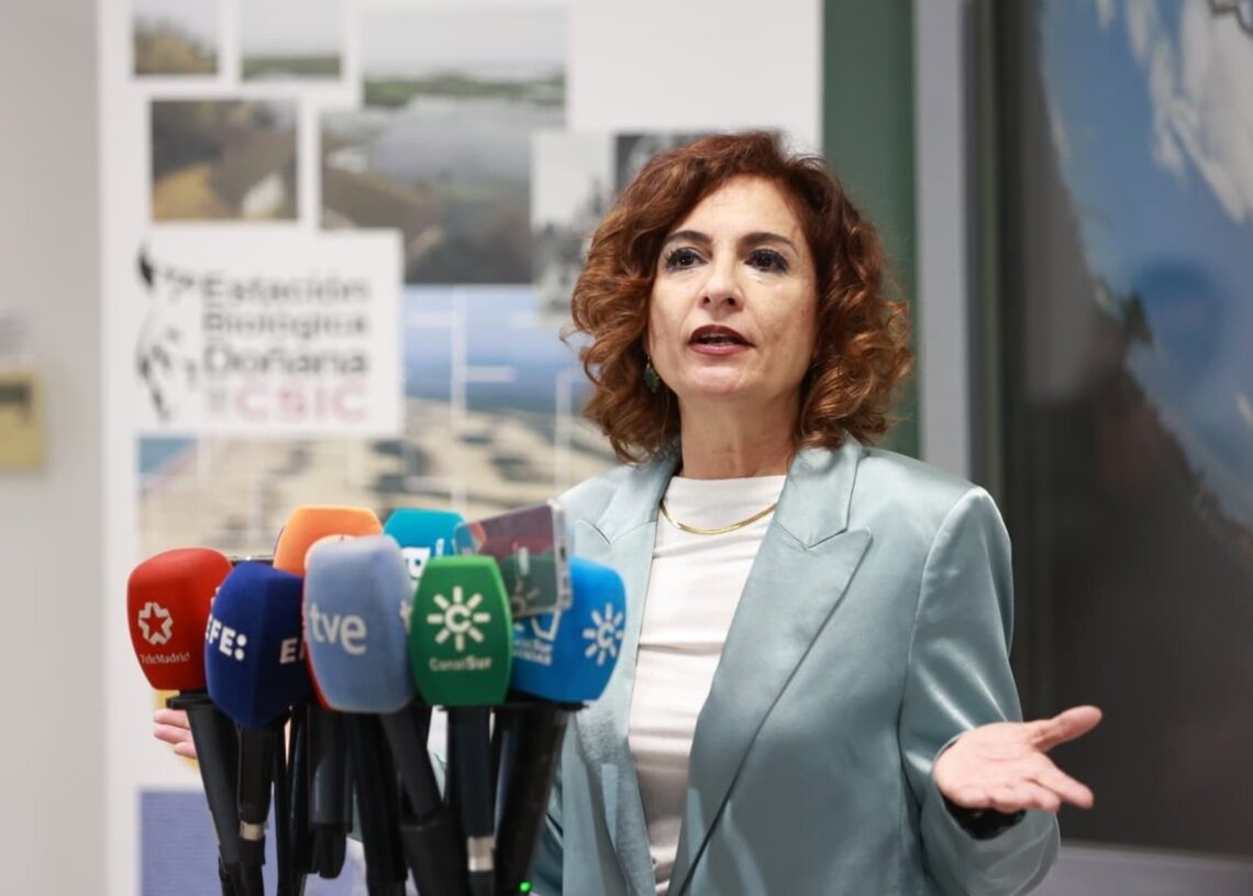 La vicepresidenta primera del Gobierno y ministra de Hacienda, María Jesús Montero, atiende a los medios en una visita a la Estación Biológica de Doñana, en Sevilla.ROCÍO RUZ/EUROPA PRESS