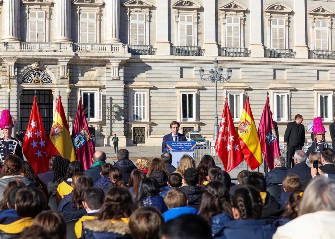 Archivo - El alcalde de Madrid, José Luis Martínez-Almeida, preside el acto institucional organizado por el Ayuntamiento de Madrid con motivo del Día de la Constitución frente al Palacio RealMarta Fernández Jara - Europa Press - Archivo