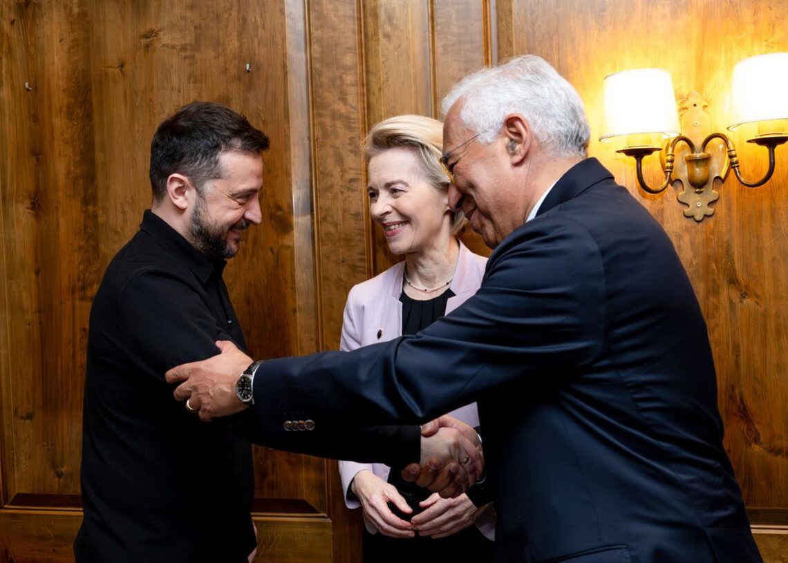 Archivo - El presidente de Ucrania, Volodimir Zelenski, bromea con la presidenta de la Comisión Europea, Ursula von der Leyen, y el presidente del Consejo Europeo, António Costa, en una reunión de líderes en Munich (Alemania).SIERAKOWSKI FREDERIC / EUROPEAN UNION - Archivo
