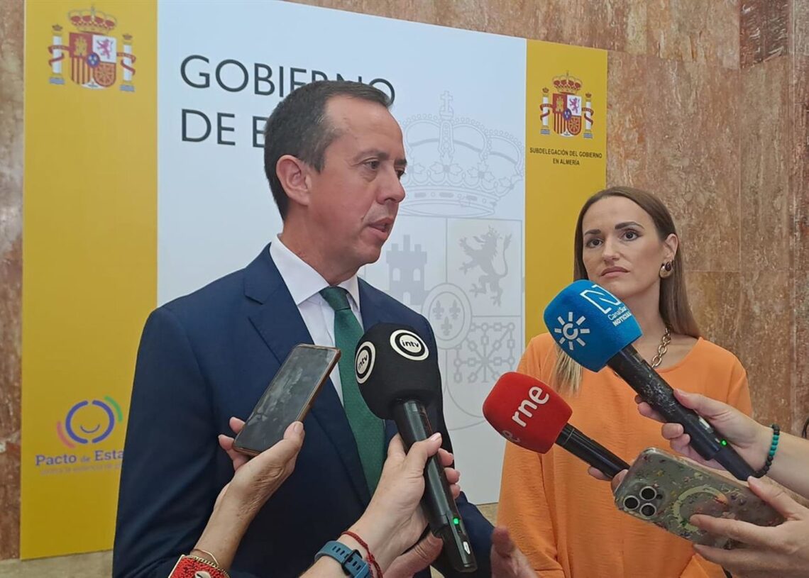 Archivo - El subdelegado del Gobierno en Almería, José María Martín, atiende a los medios de comunicación en una imagen de archivo. SUBDELEGACIÓN - Archivo