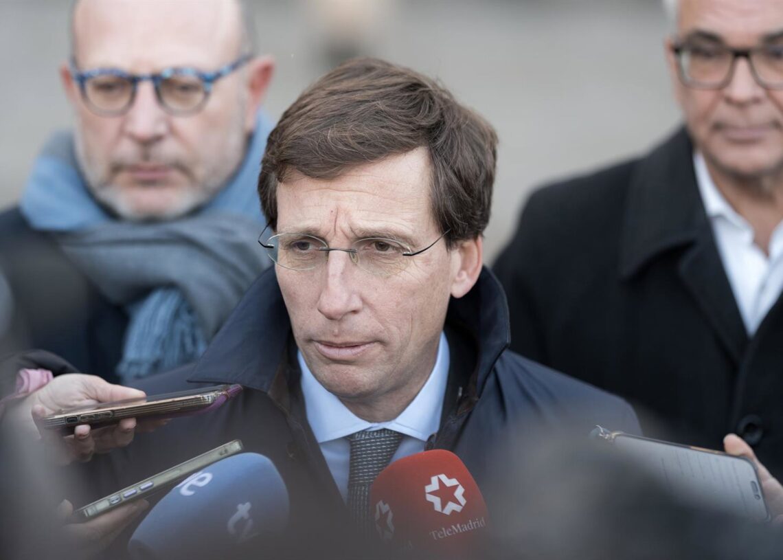 El alcalde de Madrid, José Luis Martínez-Almeida, durante un minuto de silencio por el asesinato por violencia de género de una vecina de Torrejón de ArdozDiego Radamés - Europa Press