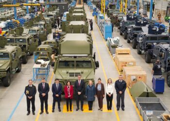 Foto de familia durante la visita a las instalaciones de URO Vehículos Especiales S.A., a 10 de noviembre de 2025, en Valga, Pontevedra, Galicia (España). Robles ha realizado un recorrido por sus instalaciones para comprobar la evolución de las capacidadeÁlvaro Ballesteros - Europa Press