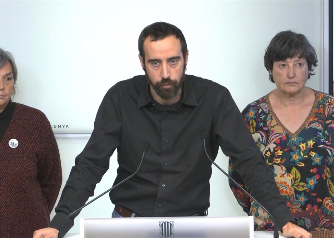 El abogado David Aranda, de Arrels Advocats e integrante de Alerta Solidària, durante la rueda de prensa este miércoles de ERC, Comuns y la CUP con a la red Dret i Presó en el Parlament de CatalunyaPARLAMENT