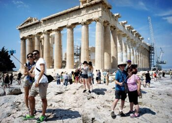 Archivo - Turistas en Grecia.EUROPA PRESS - Archivo