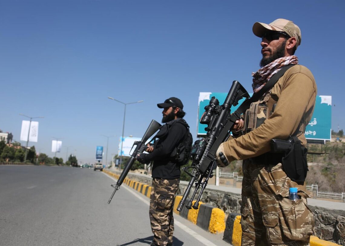 Archivo - Miembros de los talibán hacen guardia en un puesto de control en Kabul (archivo)SAIFURAHMAN SAFI / NOTICIAS XINHUA / CONTACTOPHOTO