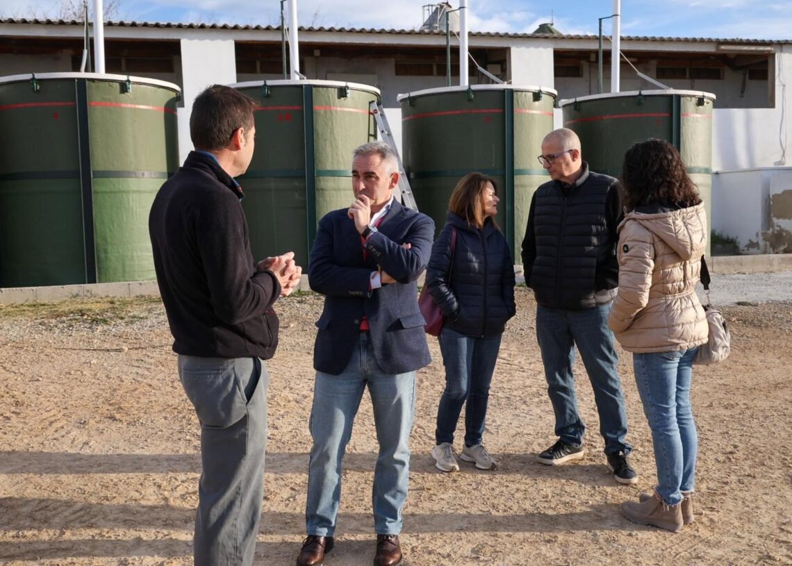 Barrachina visita una granja porcinaGVA