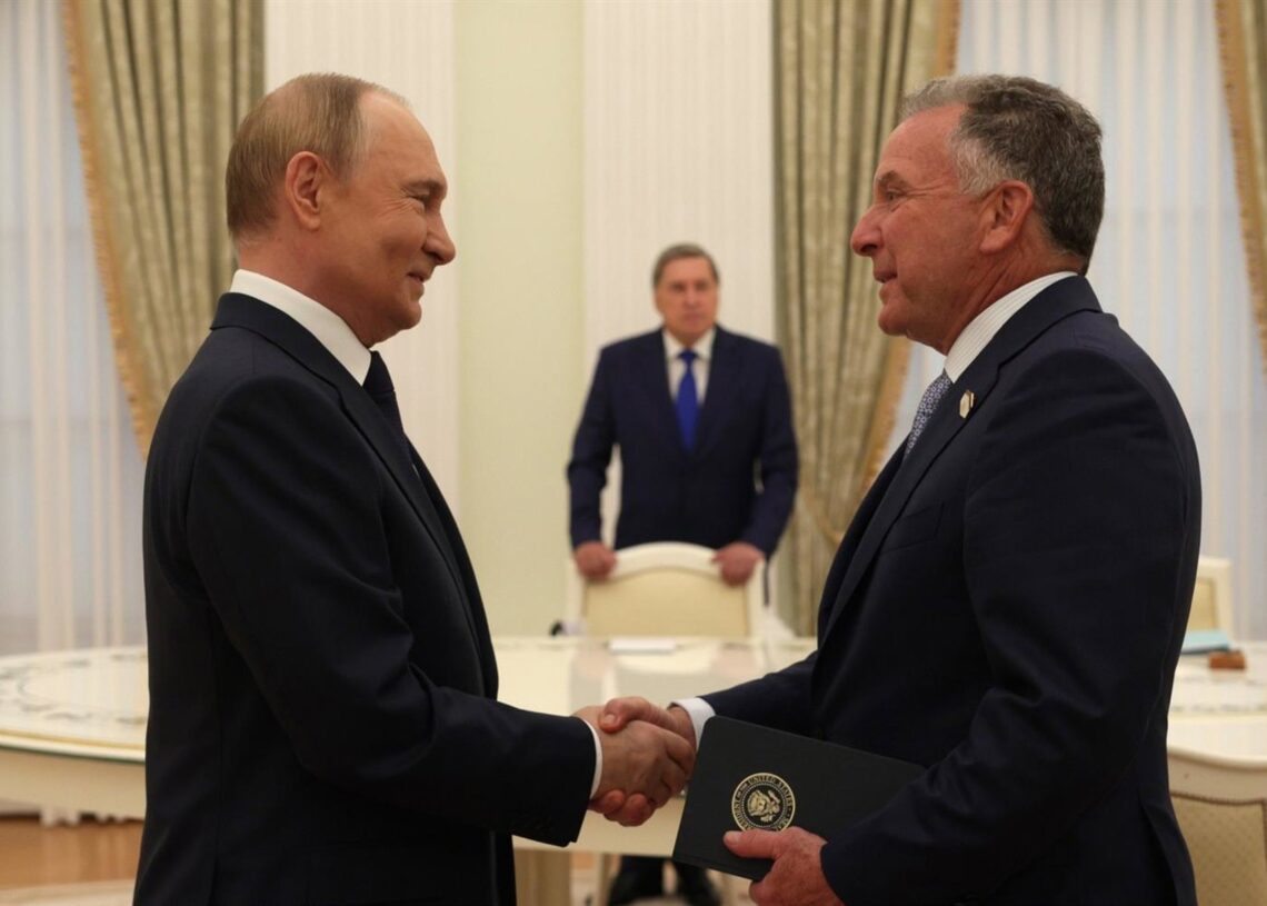 Archivo - El presidente ruso, Vladimir Putin, estrecha la mano al enviado especial de EEUU, Steve Witkoff, antes de una reunión en Moscú el pasado agosto.--/Kremlin/dpa - Archivo