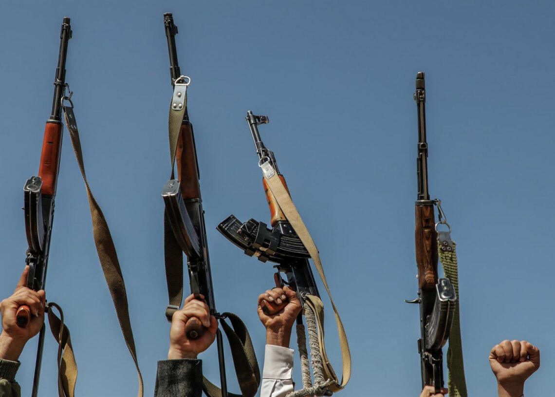 Archivo - Imagen de archivo de varios hutíes armados en Yemen.Osamah Yahya/dpa - Archivo