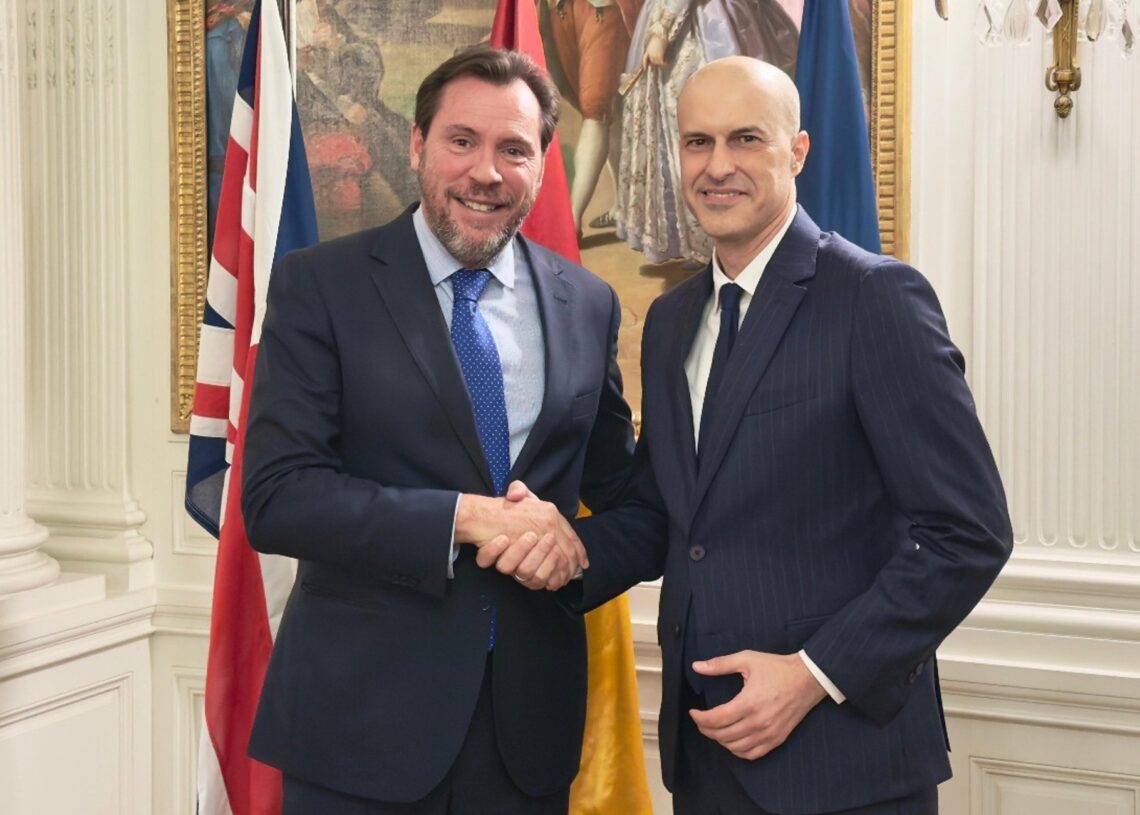 El ministro de Transportes y Movilidad Sostenible, Óscar Puente, con el presidente del consejo de la Organización Marítima Internacional, Víctor JiménezMINISTERIO DE TRANSPORTES