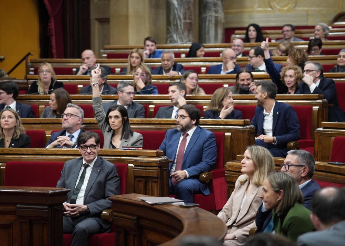 Archivo - Votación en el pleno del Parlament.DAVID ZORRAKINO - EUROPA PRESS