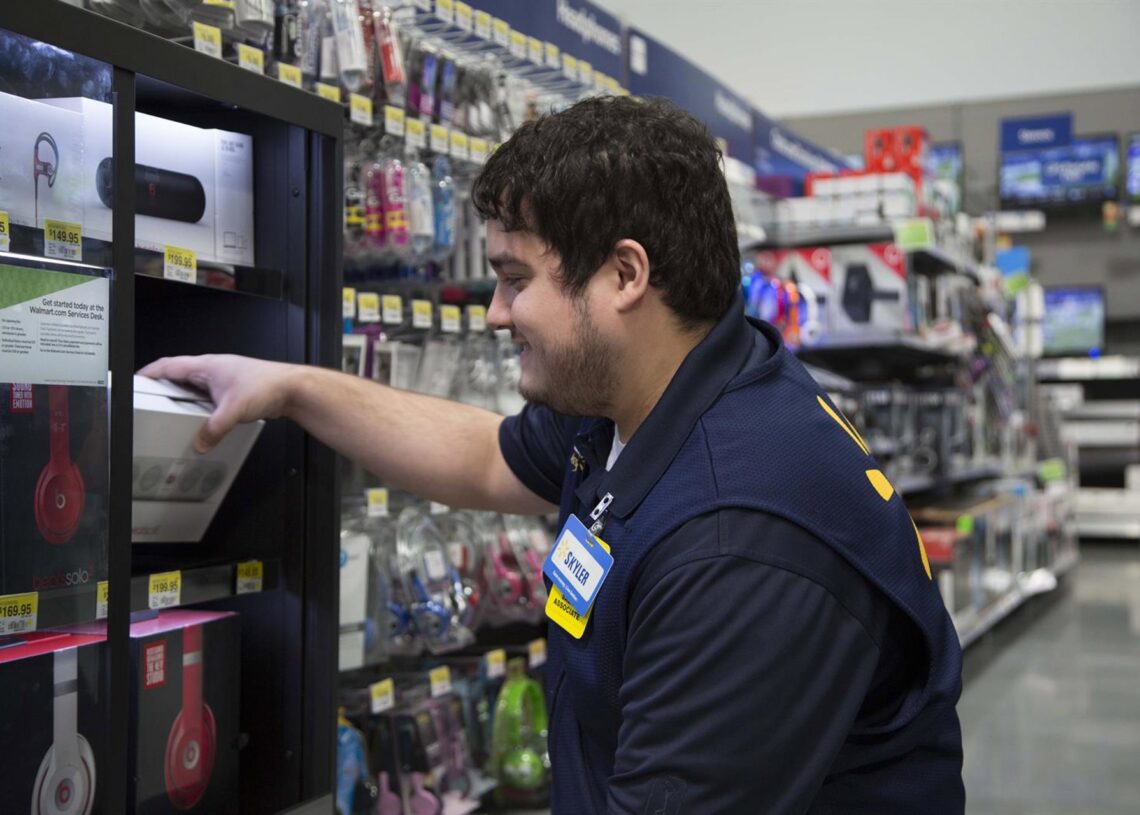 Archivo - Un trabajador de Walmart.WALMART - Archivo