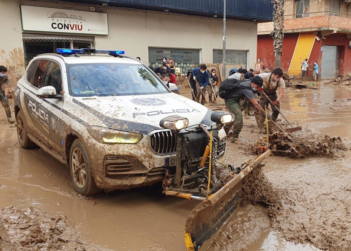 Archivo - Coche de Policía Local en Paiporta durante la danaAYUNTAMIENTO DE PAIPORTA - Archivo