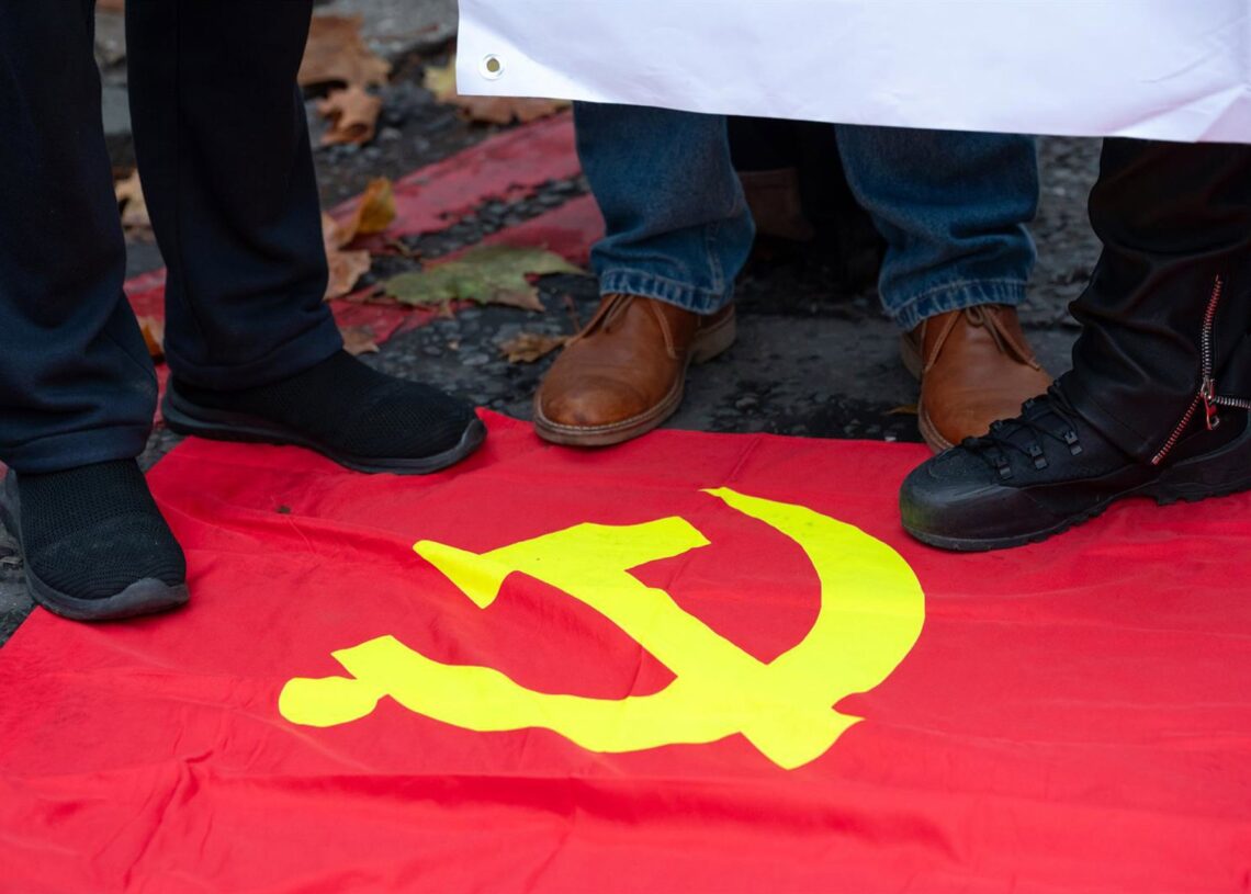 Un grupo de personas pisa una bandera del Partido Comunista en una protesta contra el Gobierno chino en Londres, imagen de archivo.Europa Press/Contacto/Andrea Domeniconi