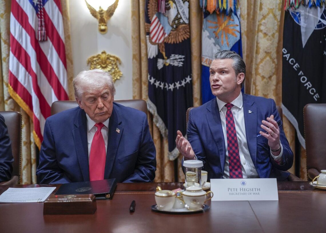El jefe del Pentágono, Pete Hegseth, junto al presidente de EEUU, Donald Trump, durante una reunión de seguridad en la Casa BlancaEuropa Press/Contacto/Yuri Gripas - Pool via CNP